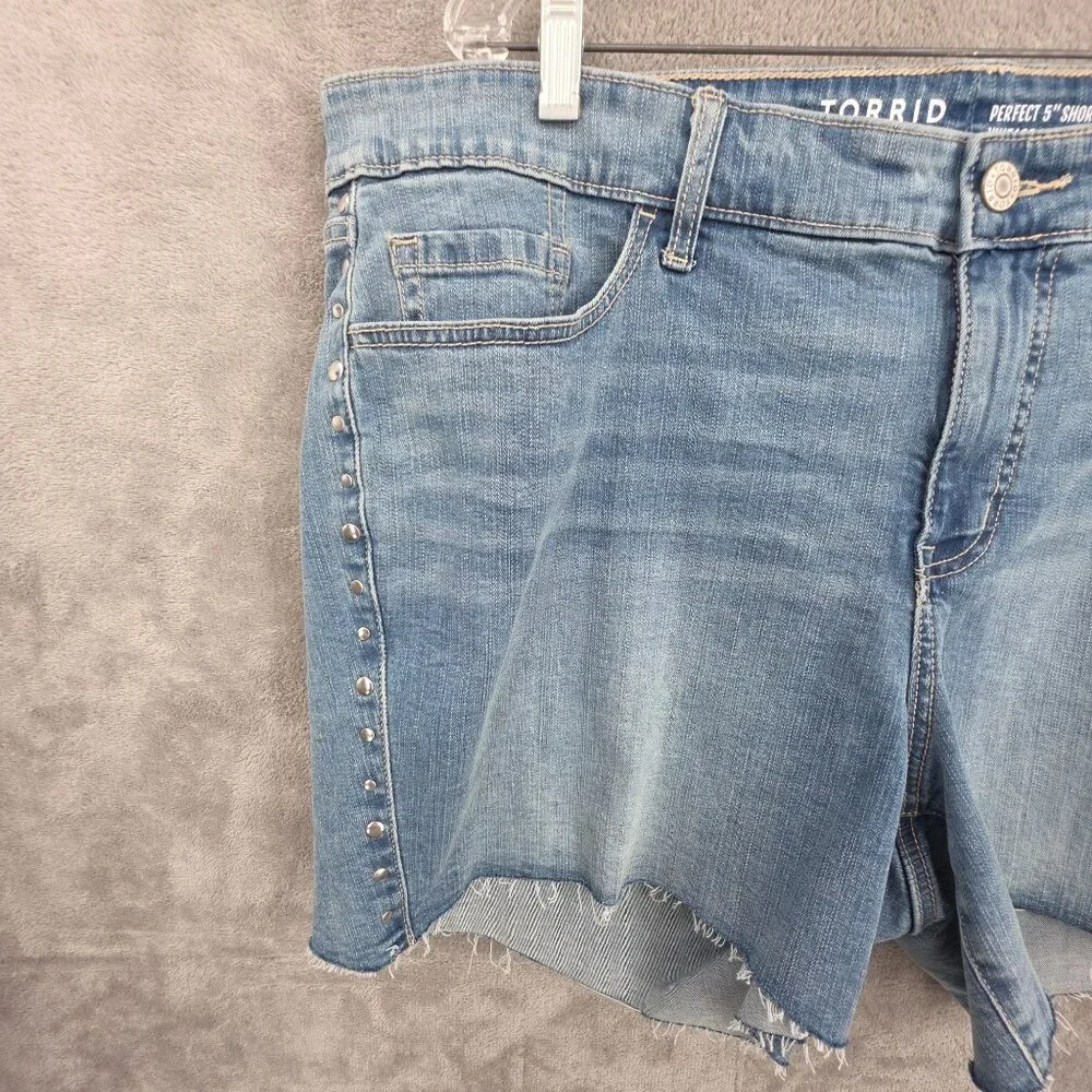 Torrid 5 Inch Perfect Boyfriend Classic Denim Mid Rise Shorts 20 Studs Plus New